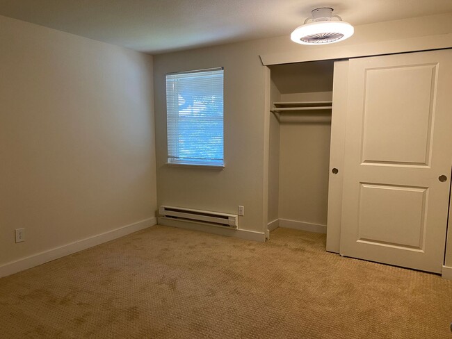 Building Photo - Get $1,000 Off for December's Rent!!! Pet ...