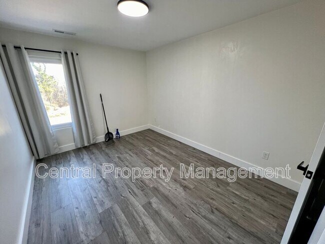 Building Photo - 30 Beverly Hills Dr