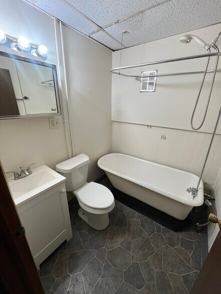 Building Photo - 26 Christie St