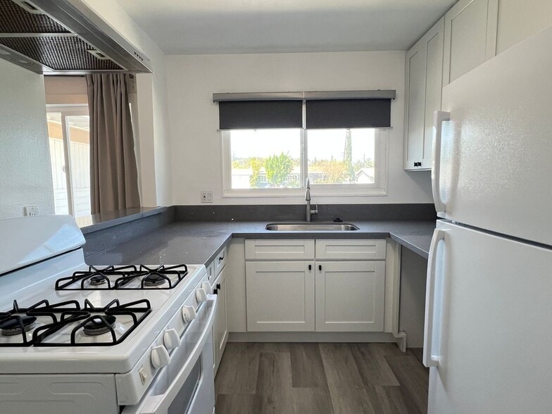 Building Photo - 1728 Larchwood Ave