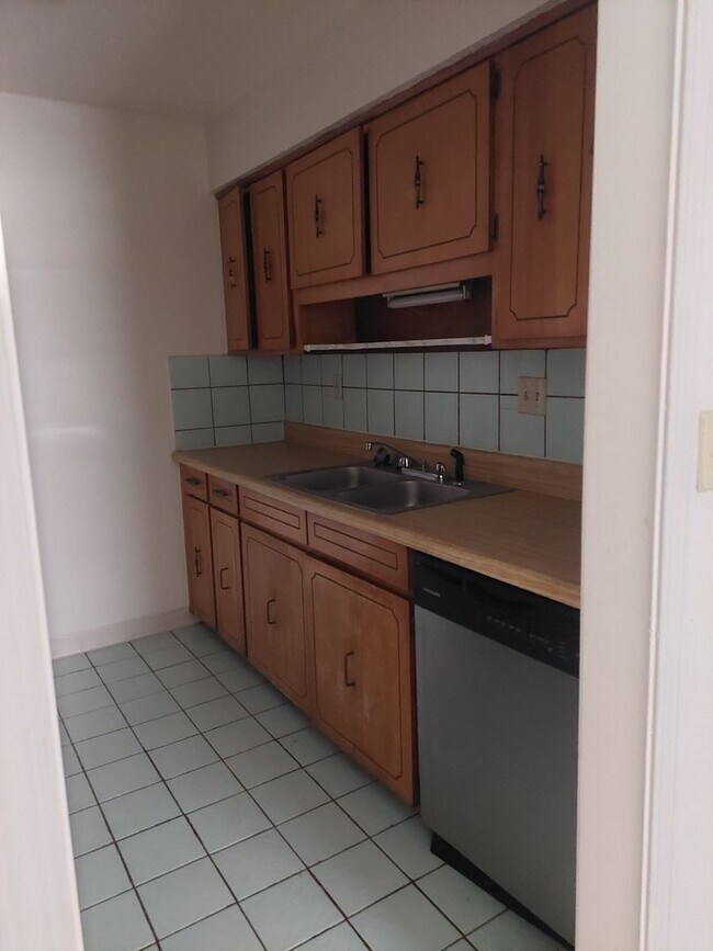 Building Photo - Sheffield Drive 1818 ****Pender