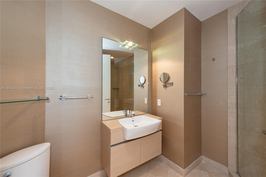 Building Photo - 200 Biscayne Boulevard Way