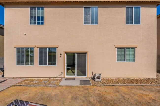 Building Photo - Spacious 4 Bed 2.5 Ba in Gated Community