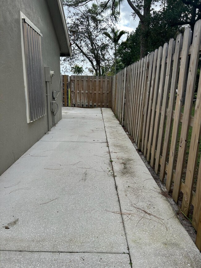 Building Photo - 1140 Staghorn St