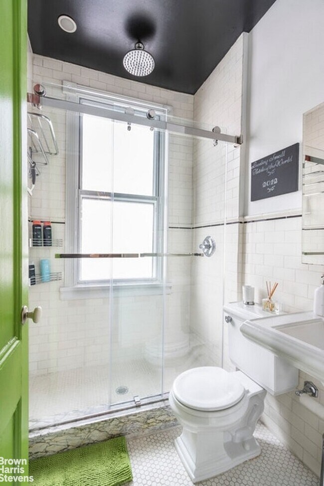 Building Photo - Townhouse Treasure