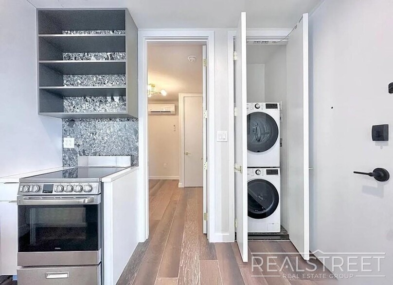 Building Photo - 1BR in Sunset Park/South Slope | Sunlit, Spacious & Pet-Friendly