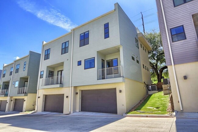 Building Photo - 2800 S 5th St
