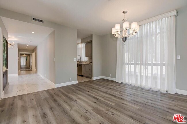 Building Photo - 323 N Palm Dr