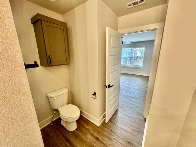 Building Photo - 2805 SW Hampshire Ave