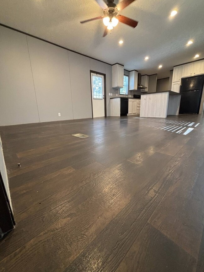 Building Photo - 3150 Plateau Dr