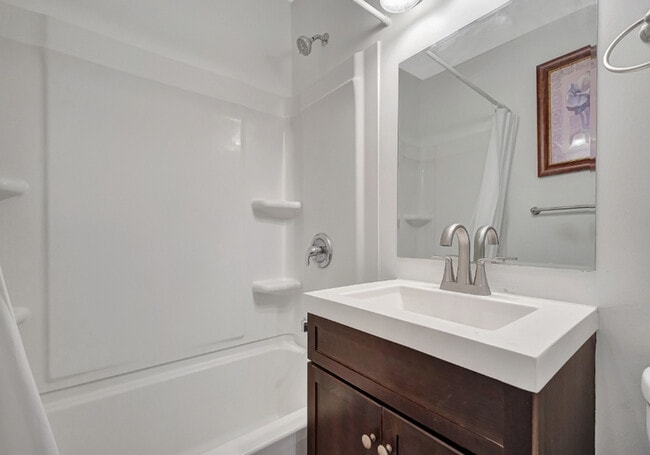 Building Photo - 2221 N 32nd St