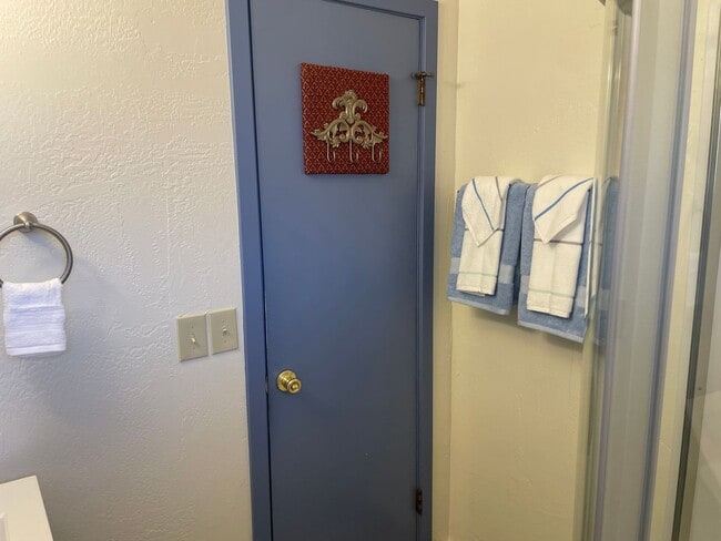 Building Photo - STUDIO APT - ROSE TREE INN, UPTOWN SEDONA-...