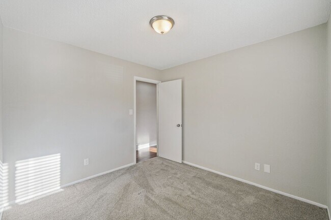 Building Photo - 4 Bed Beauty on West Side!