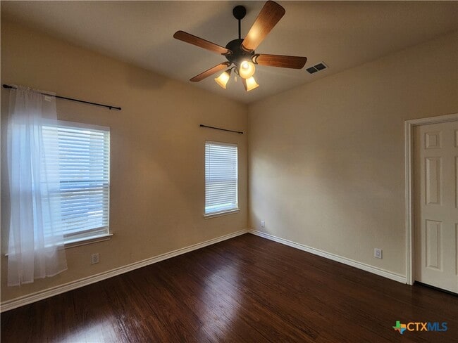 Building Photo - 803 Lodge Creek Dr