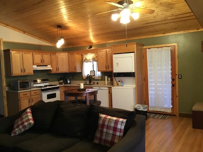 Building Photo - Big Bear Lake- 2 Bedroom 2 Bath Cabin