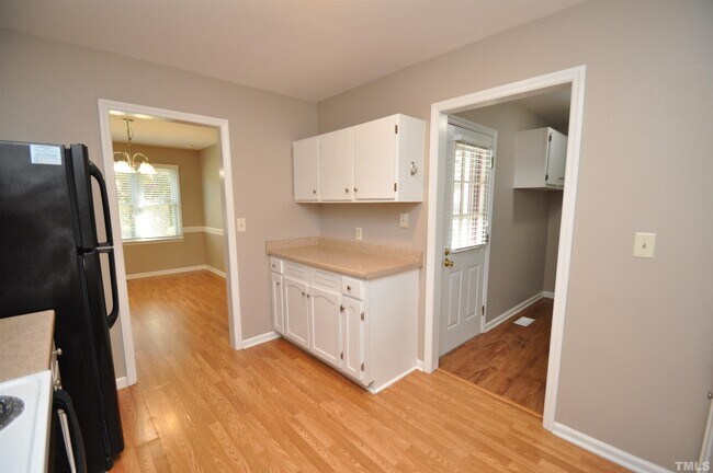 Building Photo - 9001 Crestwood Dr