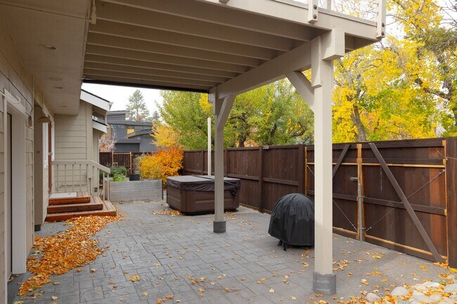 Building Photo - Remodeled & Charming 4 bed/3 bath w/ Yard and Hot Tub