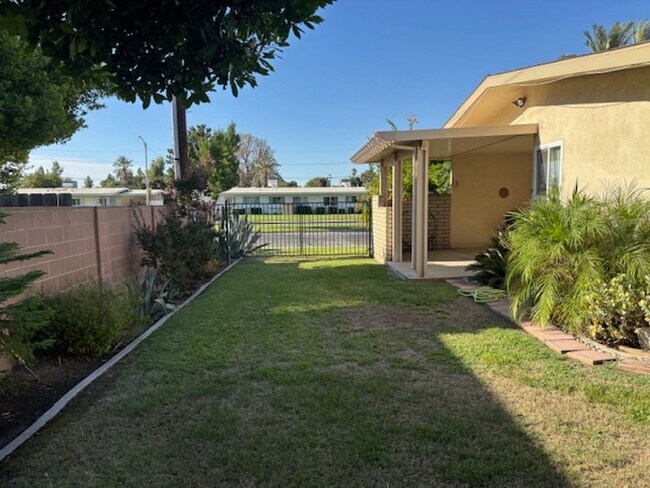 Building Photo - Very Clean Condo in Kern City!  2 Bedrooms...