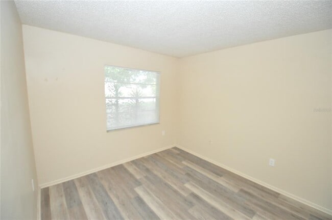Building Photo - 828 Cinnamon Dr E