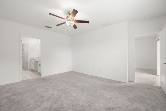 Building Photo - LIKE  NEW Home For Rent in Zephyrhills!