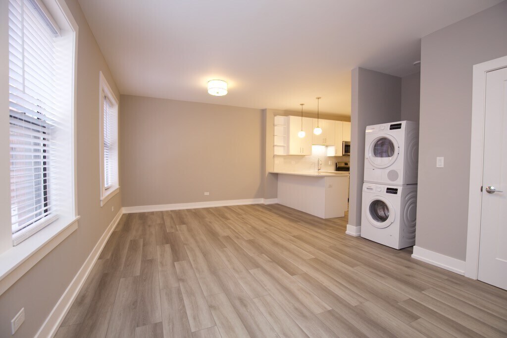 Building Photo - 3843 N Janssen Ave