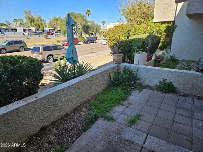 Building Photo - 935 N Granite Reef Rd