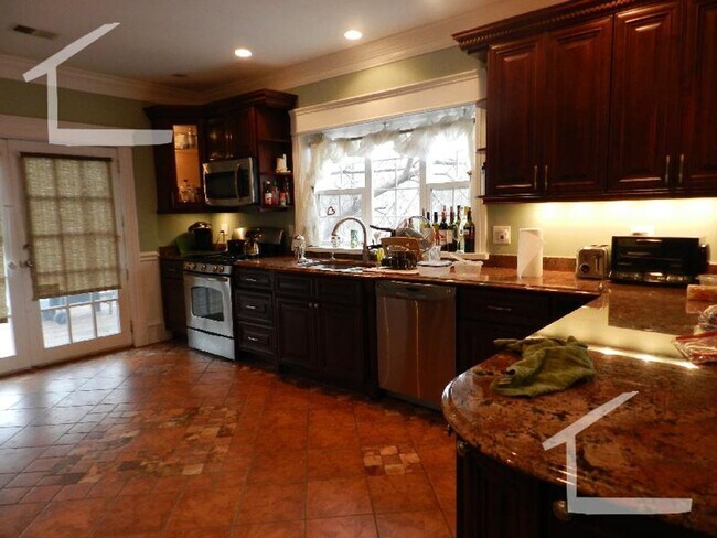 Building Photo - No Brokers Fee, No Security Deposit, In Unit Washer/Dryer, Pets friendly, Parking Included, Centr...