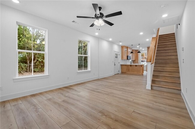 Building Photo - 588 S Willow Ave