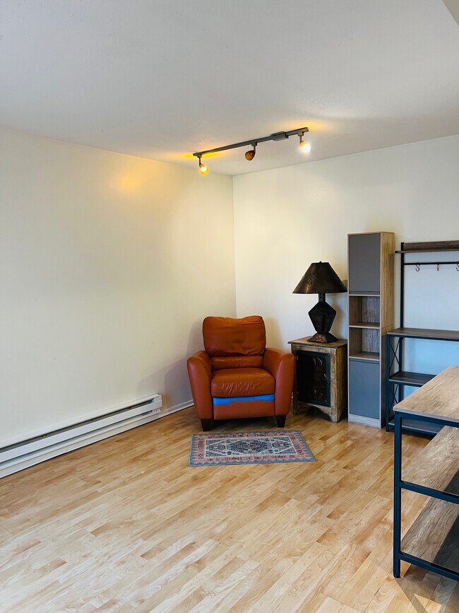 Building Photo - 653 Swan Dr
