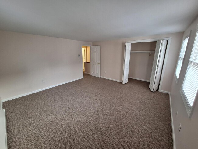 Building Photo - 19 Robinson St