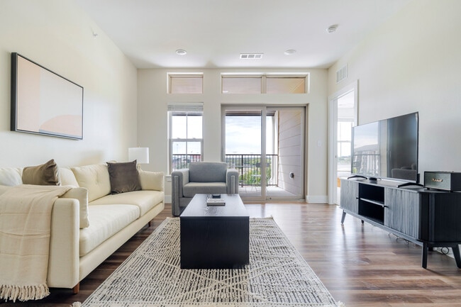 Building Photo - 1501 W Howard Ln