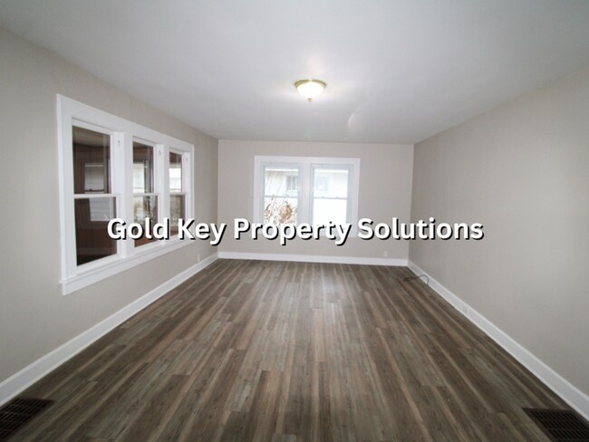 Building Photo - Updated 2 BR 1 BA House with Central Air and Garage (SECTION 8 APPROVED)