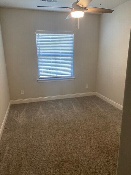 This is one of the a joining rooms that share a tub and shower. 4 total bedrooms 3 full bath rooms. - 120 Gardenia Dr