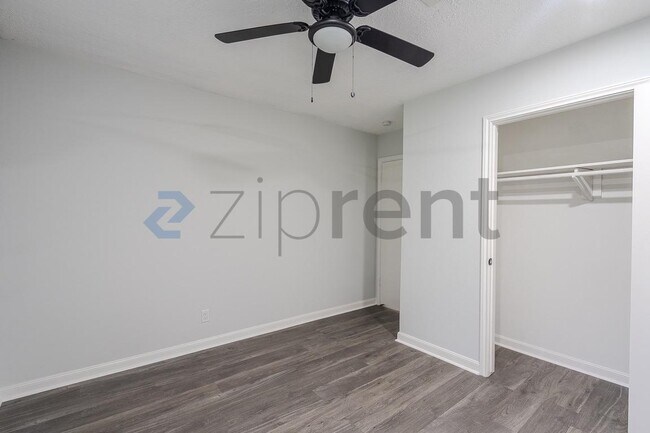 Building Photo - Unit