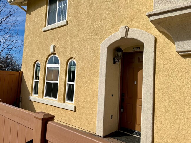 Building Photo - Beautiful 3 bed 2 bath townhome