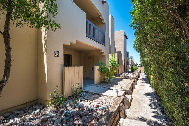 Building Photo - 5402 E Windsor Ave
