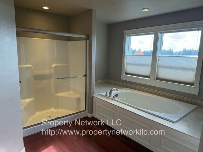 Building Photo - Spectacular 4 Bedroom Home in Gresham