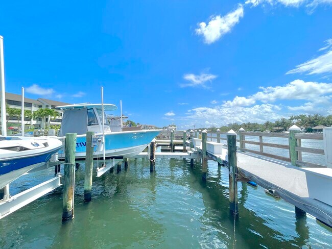 Building Photo - 1044 Bay Colony Dr S