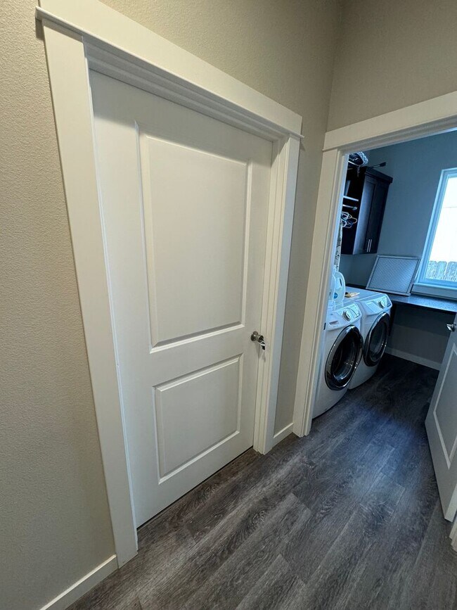 Building Photo - Rooms for rent in wonderful North Roseburg Home with views in Winchester