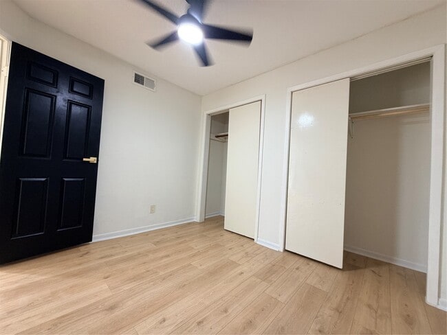 Building Photo - 10855 Meadowglen Ln