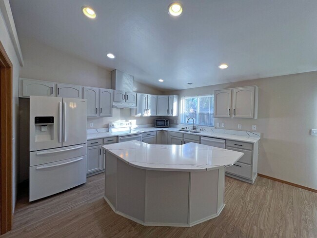 Building Photo - Price Drop!-Exceptional 2200 sq ft Three Bedroom 2 Bath Rambler in Fed Way - with A/C