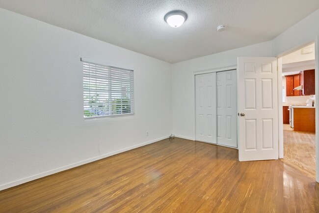 Building Photo - Duplex in Mountain View -  hardwood floors...