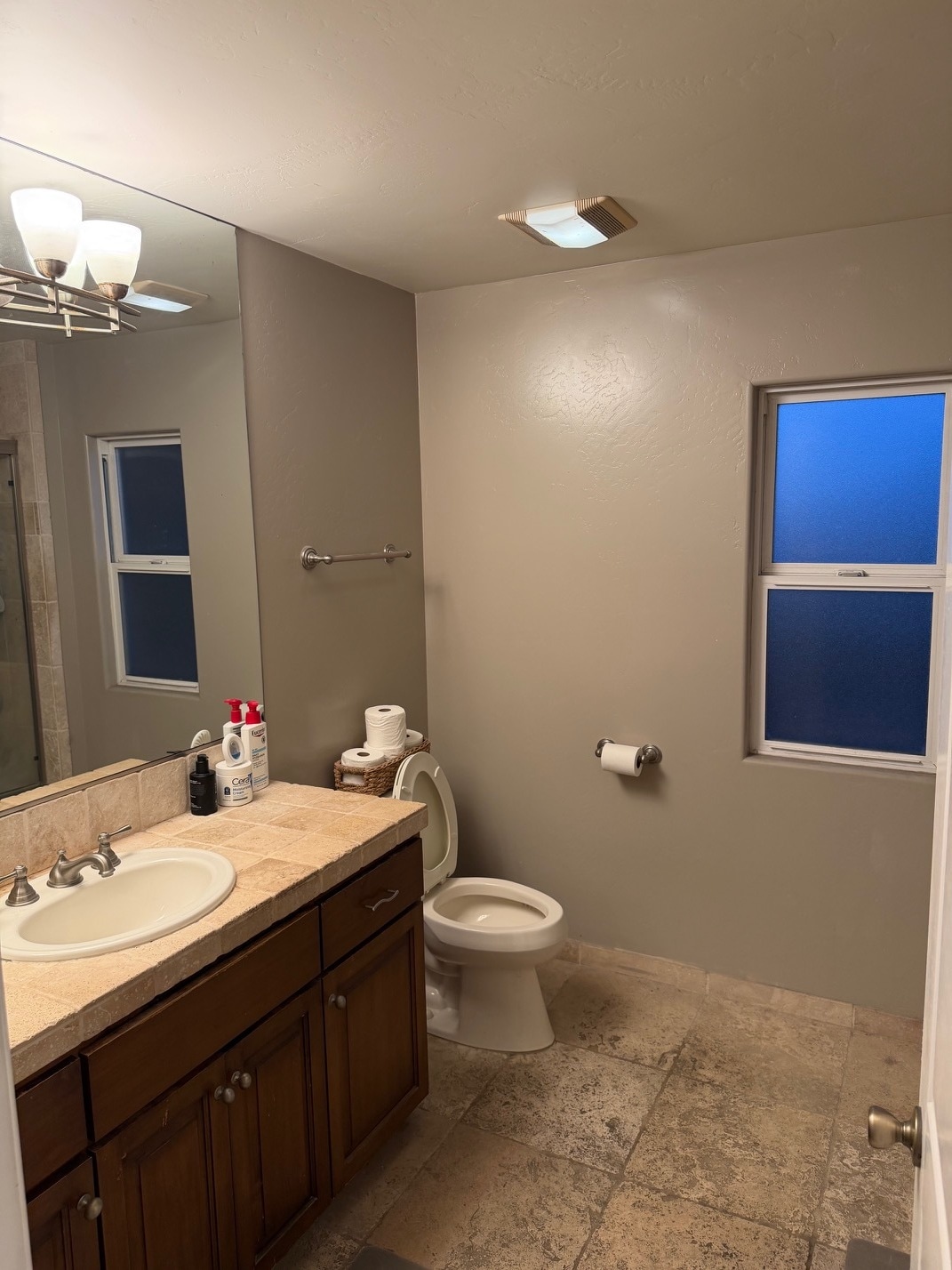 shared Bathroom - 3958 Lamont St