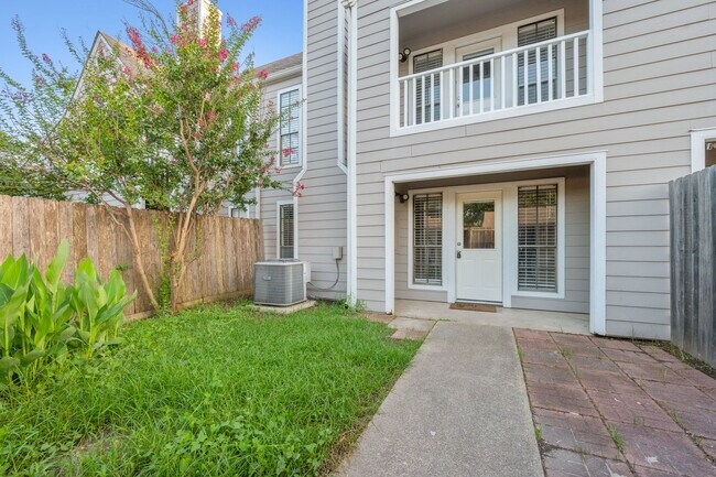 Building Photo - 2533 Cross Timbers Dr