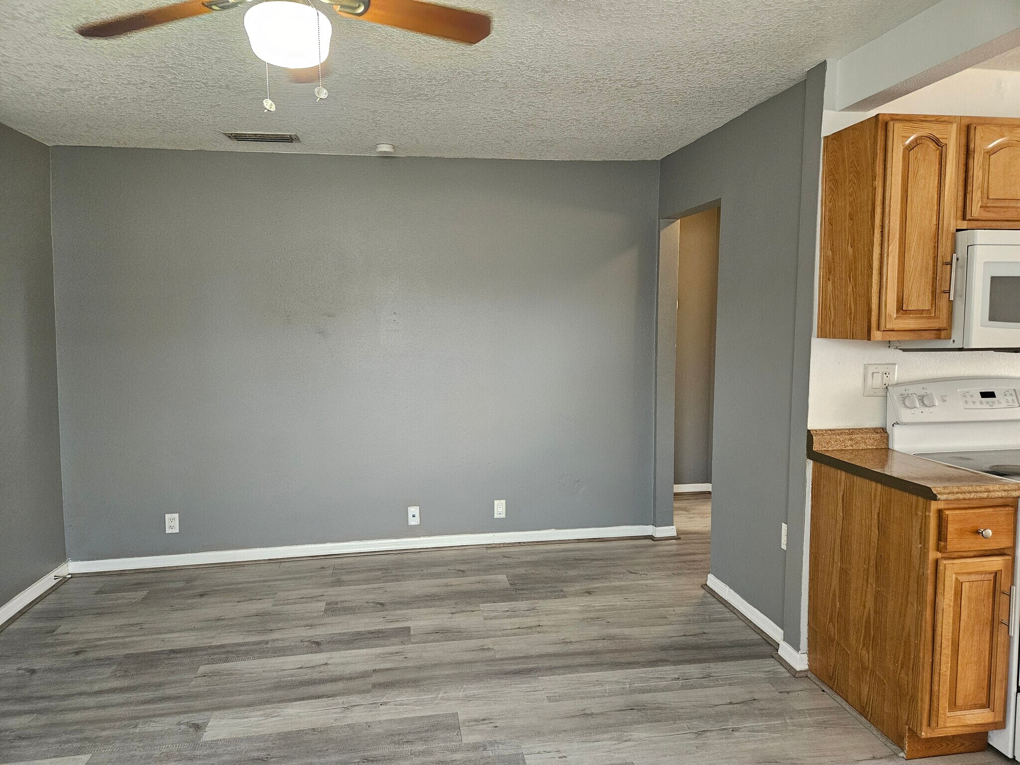 Building Photo - 3710 E Flora St