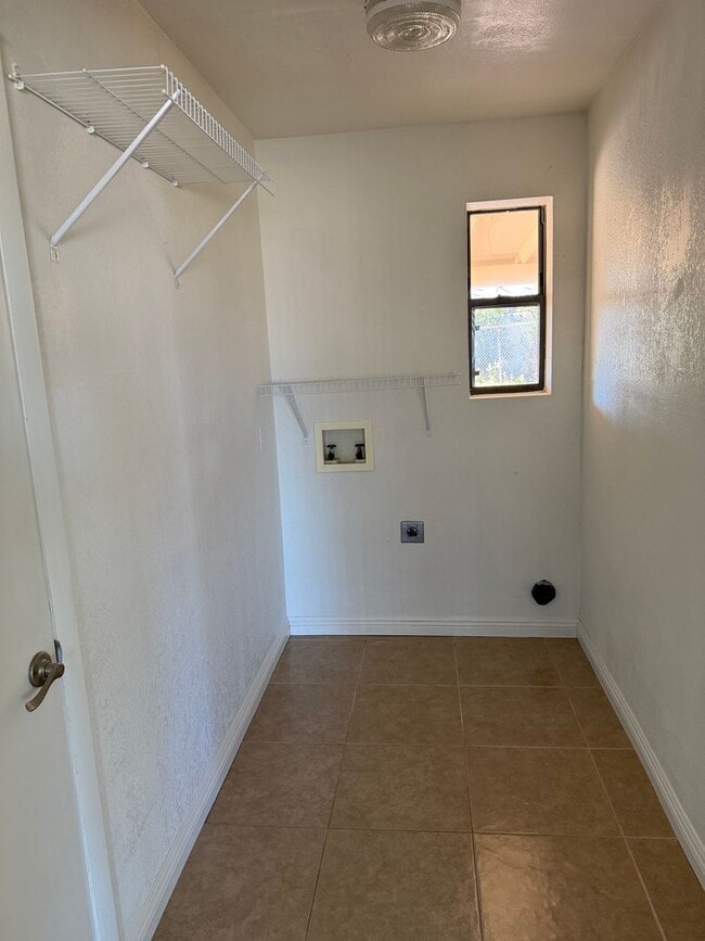 Building Photo - Charming 3 Bedroom with Huge Master Suite