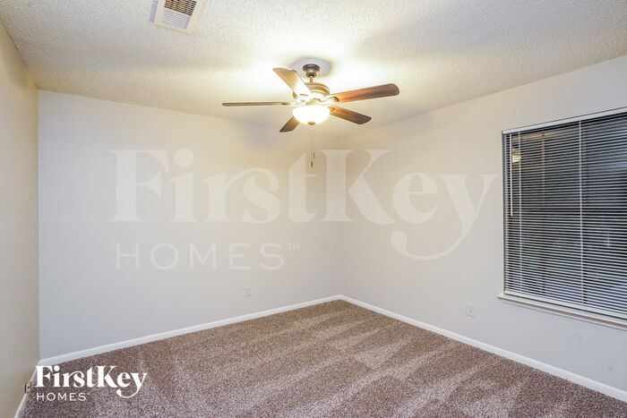 Building Photo - 8010 Goldengrove Dr