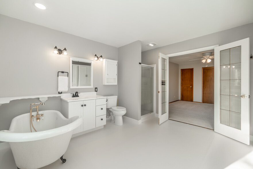 Master/Primary Bath - 318 Highland Dr