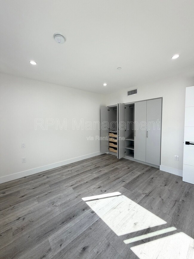 Building Photo - 5923 Laurel Canyon Blvd