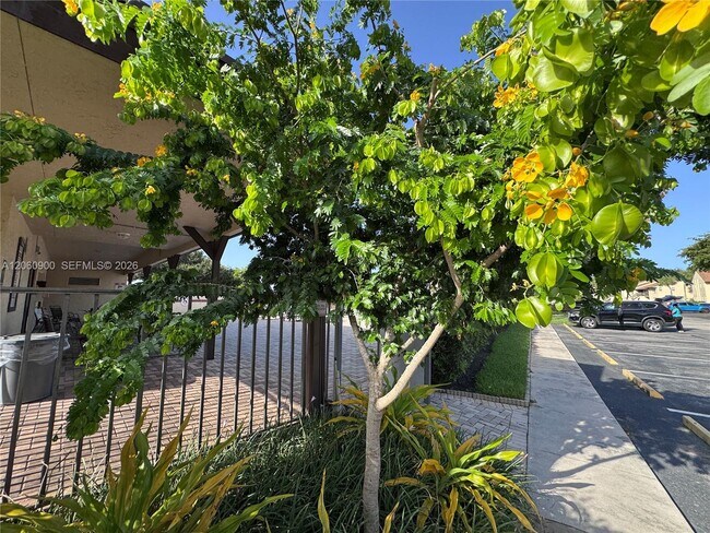 Building Photo - 6585 Somerset Dr